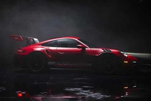 Обои на рабочий стол Красный Porsche 911 GT3 RS PECTO Canada 2024 вид сбоку на темном фоне
