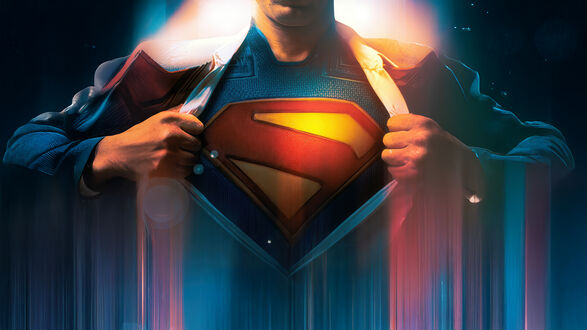 Обои на рабочий стол Супермен / Superman распахивает рубашку, демонстрируя свой костюм на фоне вертикальных красно синих полосиз фильма Superman 2025