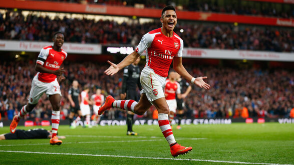Обои на рабочий стол Alexis / Алексис Санчес в красном костюме команды Arsenal / Арсенал празднует гол на футбольном поле в Лондоне / London, Англия во время футбольного матча на фоне зрителей