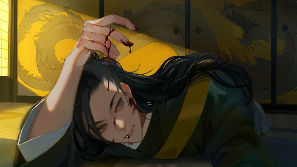 Обои для рабочего стола Сугуру Гэто / Suguru Getou из аниме Магическая битва / Jujutsu Kaisen с окровавленной рукой и лицом лежит на полу в темном помещении на фоне изображения драконов