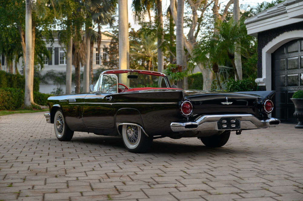 Обои для рабочего стола Черный Ford / Форд Thunderbird на дороге в солнечный день на фоне дома и пальм вид сзади