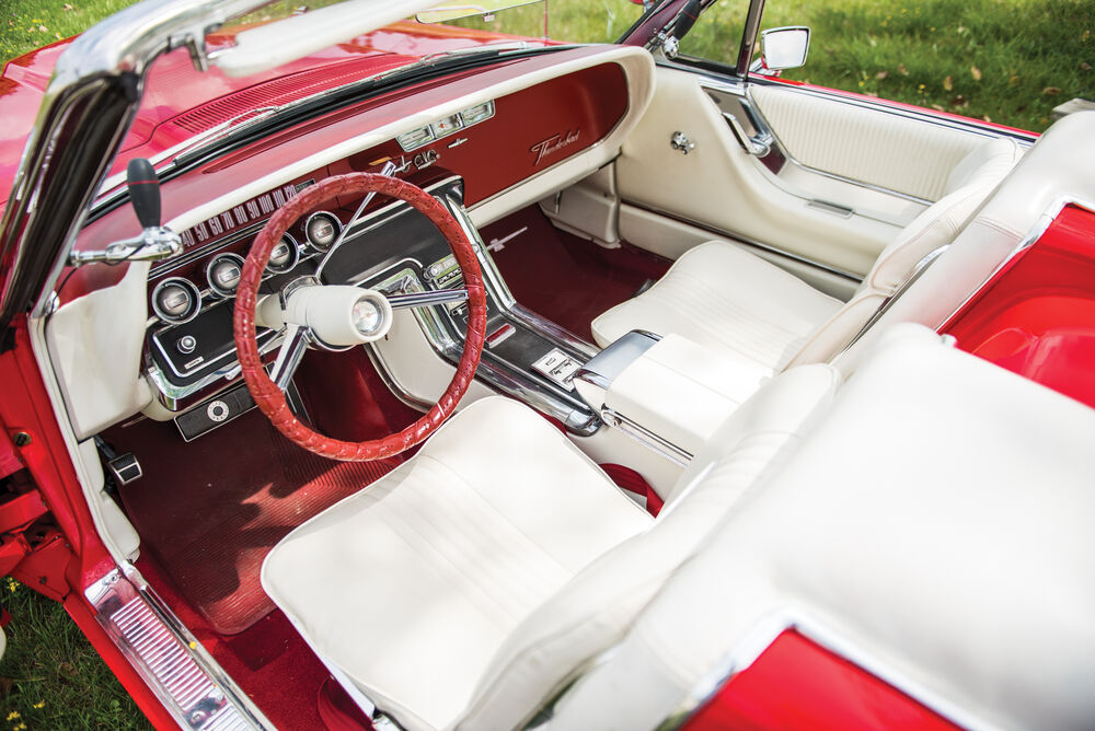 Обои для рабочего стола Светлый салон красного Ford Thunderbird Convertible