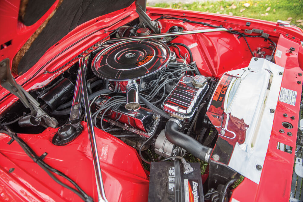 Обои для рабочего стола Моторный отсек красного Ford Thunderbird Convertible