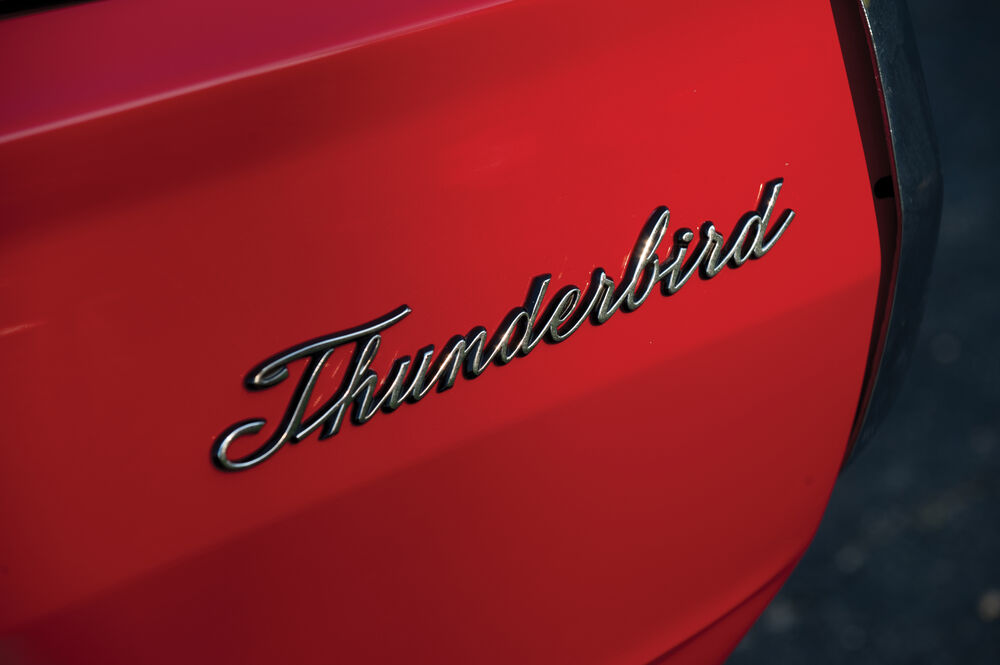 Обои для рабочего стола Шилд красного Ford Thunderbird Convertible