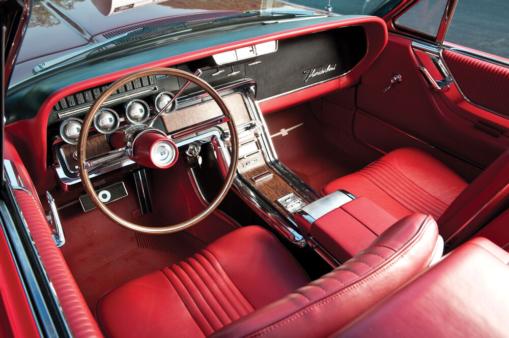 Обои для рабочего стола Красный салон красного Ford Thunderbird Convertible