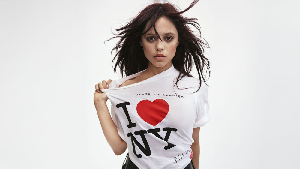 Обои для рабочего стола Дженна Мари Ортега / Jenna Marie Ortega — американская актриса, в футболке с надписью Я люблю Нью-Йорк