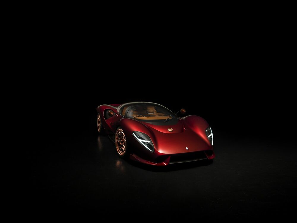 Обои для рабочего стола Автомобиль De Tomaso / Де Томазо бордового цвета стоит на черном фоне вид 3 / 4