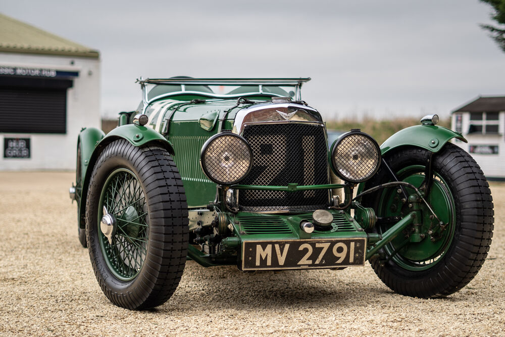Обои для рабочего стола Зеленый Aston Martin Le Mans (LM8) 1932 на гравийной дороге вид спереди