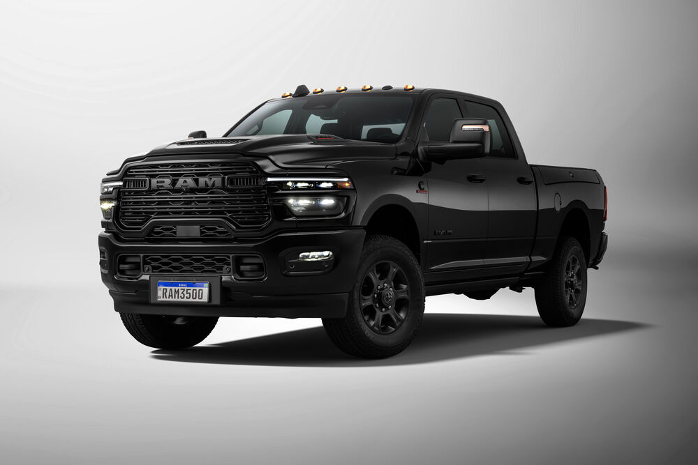 Обои для рабочего стола Черный Ram 3500 Laramie Night Edition на сером фоне