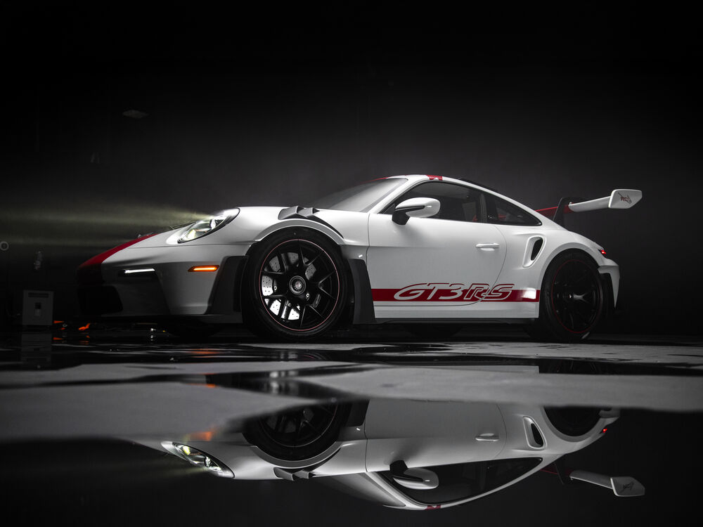 Обои для рабочего стола Белый Porsche 911 GT3 RS PECTO Canada 2024 на темном фоне