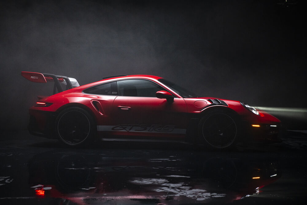 Обои для рабочего стола Красный Porsche 911 GT3 RS PECTO Canada 2024 вид сбоку на темном фоне