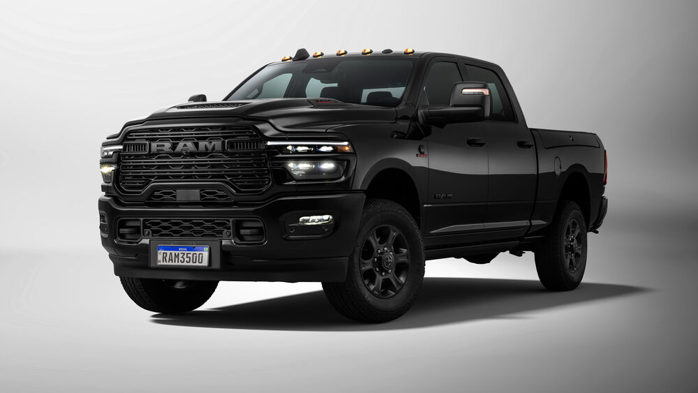 Обои для рабочего стола Брутальный Dodge Ram черного цвета на светлом фоне