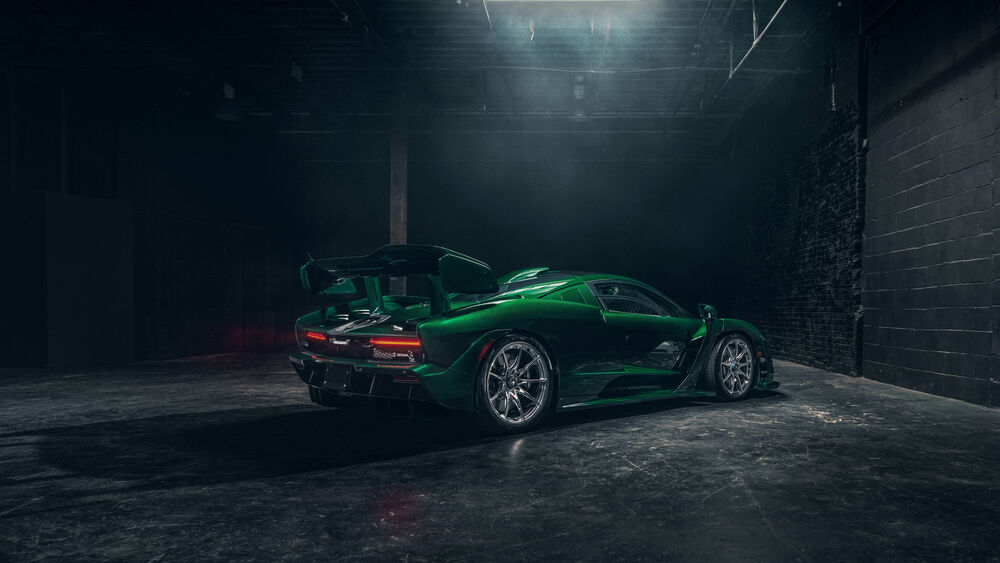 Обои для рабочего стола Спортивная машина Mclaren зеленого цвета, в темном гараже