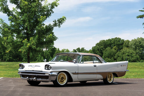 Обои на рабочий стол Белый автомобиль DeSoto Adventurer Hardtop Coupe на фоне лужайки и деревьев