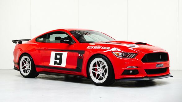 Обои на рабочий стол Красный Ford Mustang на светлом фоне