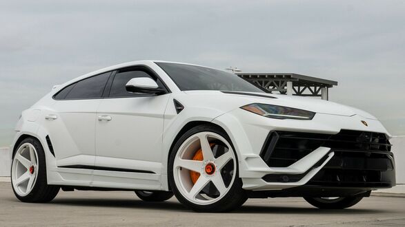 Обои на рабочий стол Белый Lamborghini Urus на светлом фоне