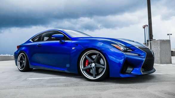 Обои на рабочий стол Синий Lexus RC F на фоне пасмурного неба