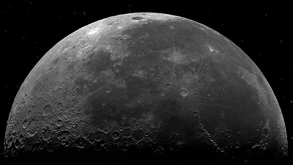 Обои на рабочий стол Луна / Moon видна в ночном небе на фоне звезд