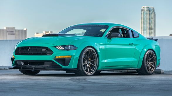 Обои на рабочий стол Бирюзовый Roush Mustang 729 на парковке