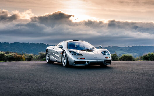 Обои на рабочий стол Белый McLaren F1 на фоне облаков