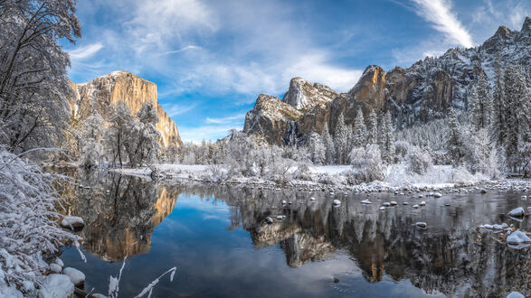 Обои на рабочий стол Йосемитская долина / Yosemite Valley, США, зимой, отражение заснеженных гор в спокойной воде реки