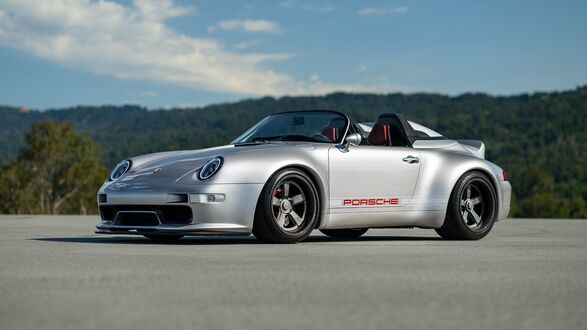 Обои на рабочий стол Серебристый Porsche Gunther Werks Speedster стоит на асфальте