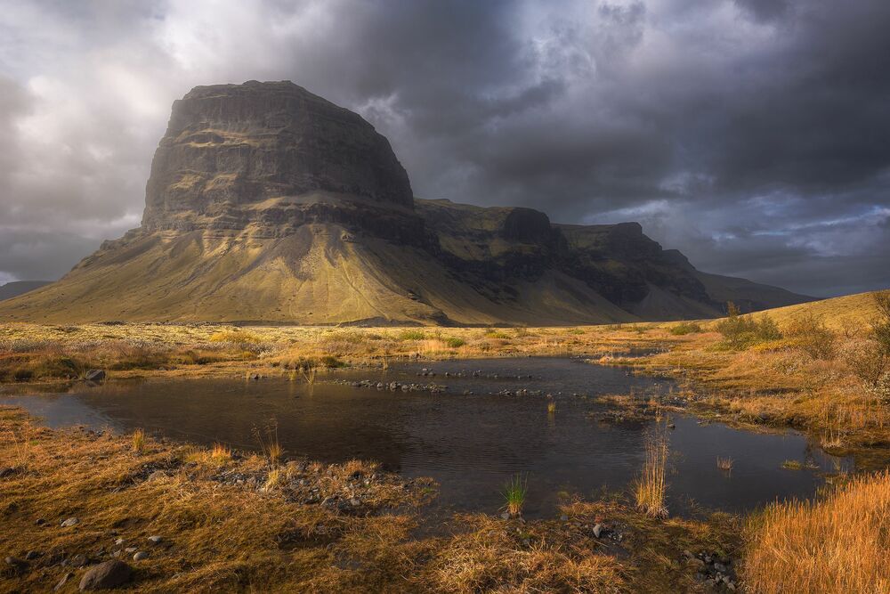Обои для рабочего стола Гора Киркьюфетль / Kirkjufell в Исландии / Iceland, в пасмурную погоду