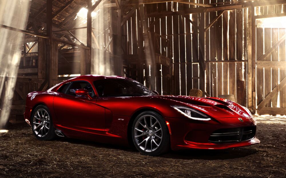 Обои для рабочего стола Красный спортивный автомобиль Dodge Viper SRT в ангаре