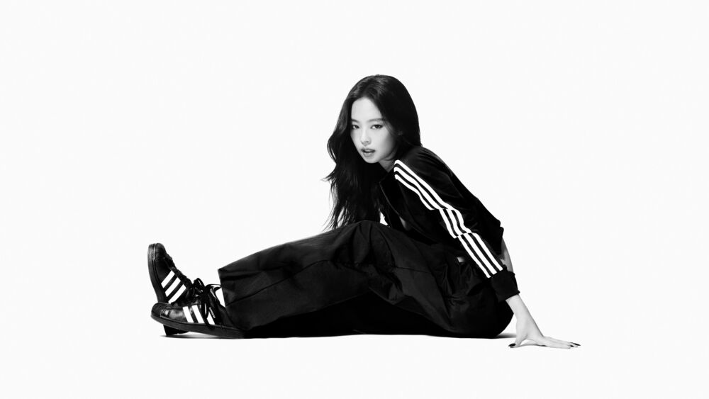 Обои для рабочего стола Ким Дженни / Kim Jennie | BLACKPINK, сидит на полу в спортивной форме ADIDAS