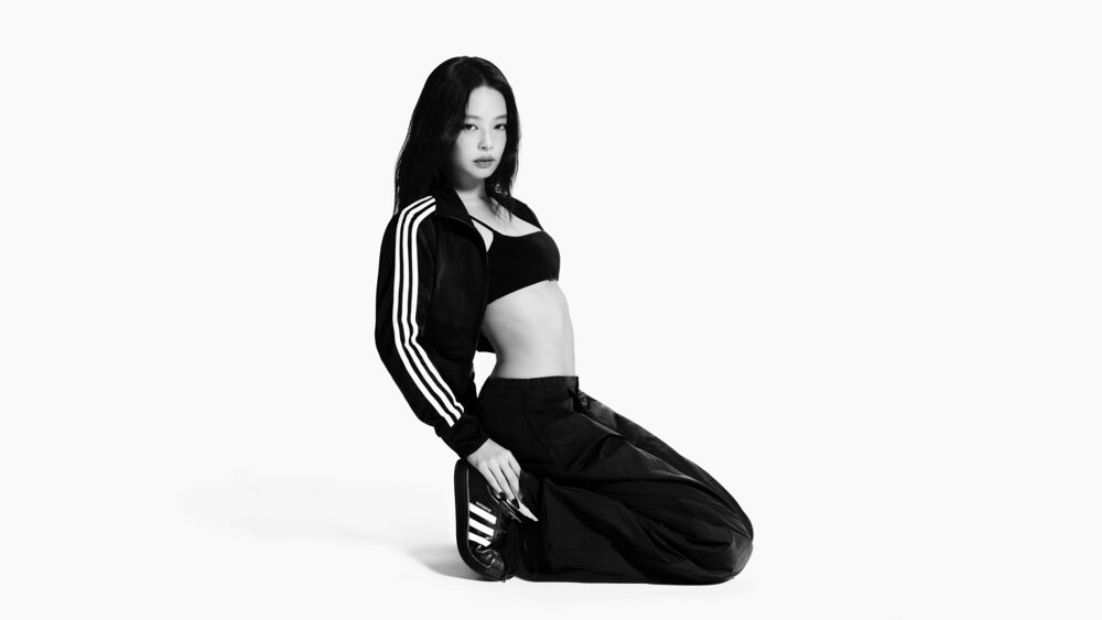 Обои для рабочего стола Ким Дженни / Kim Jennie | BLACKPINK, на коленях в черной спортивной форме ADIDAS с оголенным торсом