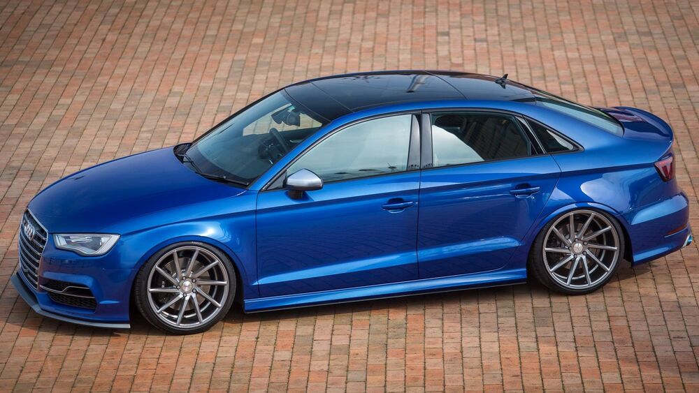 Обои для рабочего стола Синий Audi S3 стоит на брусчатой мостовой