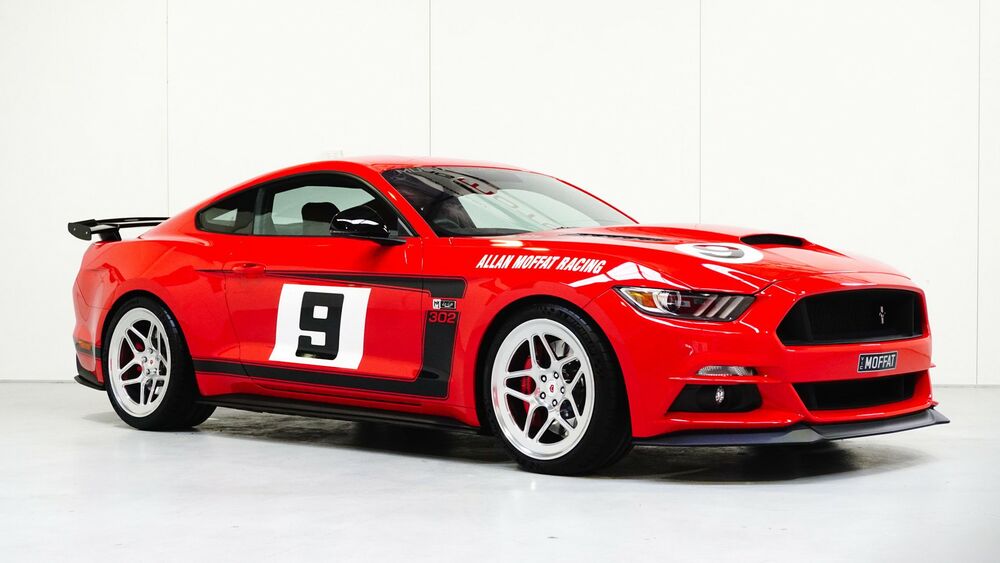 Обои для рабочего стола Красный Ford Mustang на светлом фоне