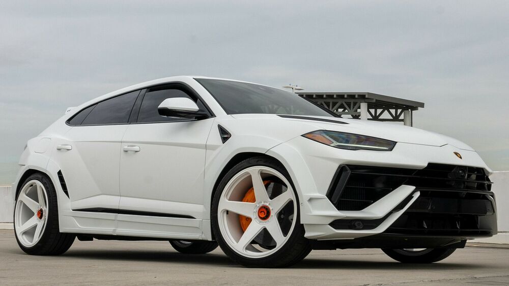 Обои для рабочего стола Белый Lamborghini Urus на светлом фоне