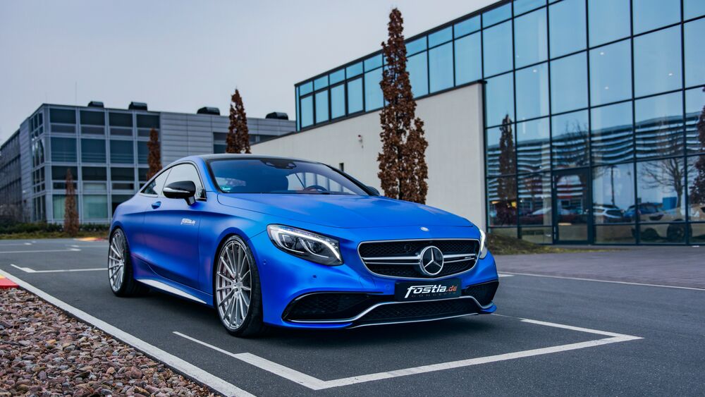 Обои для рабочего стола Синий Mercedes-AMG S 63 Coupé от тюнинг ателье Fostla & PP-Performance стоит около автосалона