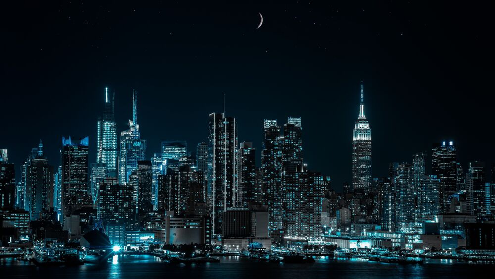 Обои для рабочего стола Ночной Нью-Йорк / New York, США сияет огнями на фоне ночного неба
