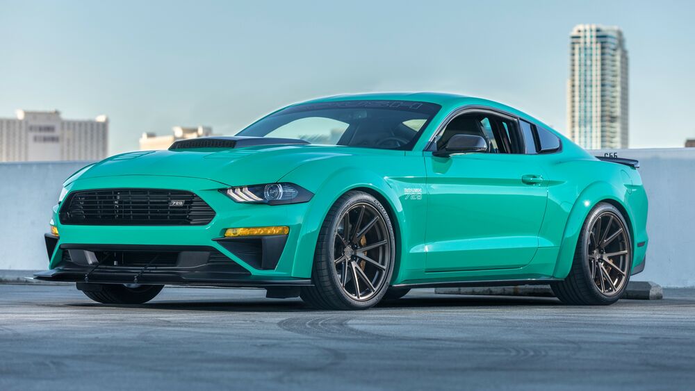 Обои для рабочего стола Бирюзовый Roush Mustang 729 на парковке