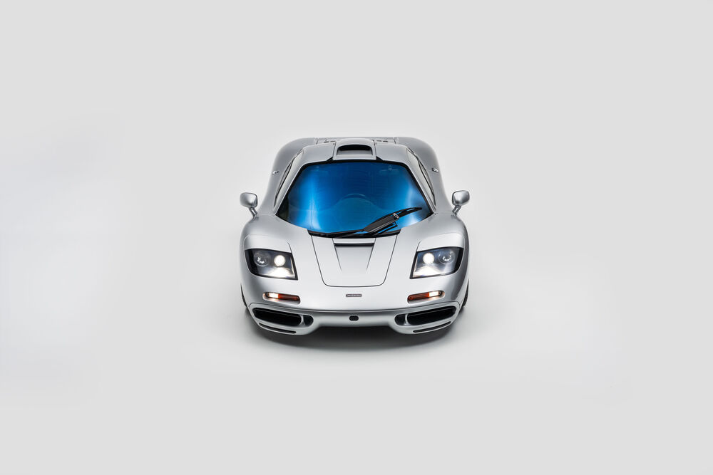 Обои для рабочего стола McLaren F1 на белом фоне