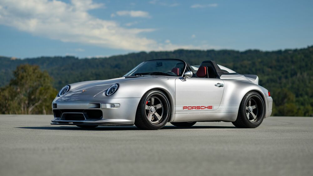 Обои для рабочего стола Серебристый Porsche Gunther Werks Speedster стоит на асфальте