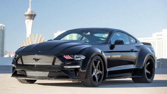 Обои на рабочий стол Черный DeBerti Mustang Fastback на фоне читого неба