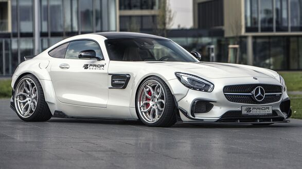 Обои на рабочий стол Белый Mercedes-AMG GT Coupé PD800GT перед стеклянными фасадами современных зданий