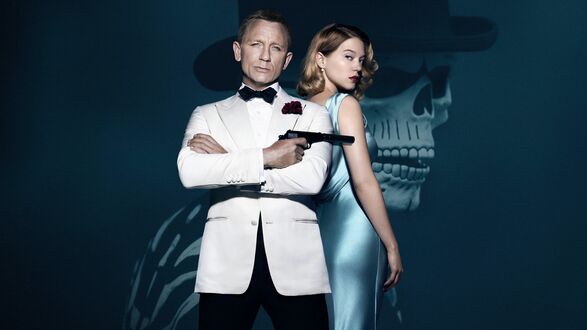 Обои на рабочий стол Агент 007 / James Bond (Daniel Craig) в белом костюме с пистолетом, рядом стоит Lea Seydoux в голубом платье на синем фоне с проекцией черепа из фильма 007: Спектр / 007: Spectre