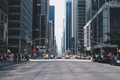 Обои на рабочий стол Нью-Йорк / New York США / USA, улица Манхэттена с множеством желтых такси и припаркованных автомобилей, пешеходы переходят дорогу, на фоне высоких небоскребов и ясного неба