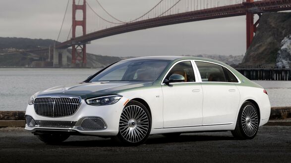 Обои на рабочий стол Двухцветный седан Mercedes-Maybach S 680 Edition Emerald Isle стоит на дороге на фоне моста Золотые Ворота и воды Сан-Франциско / San Francisco, США / USA,