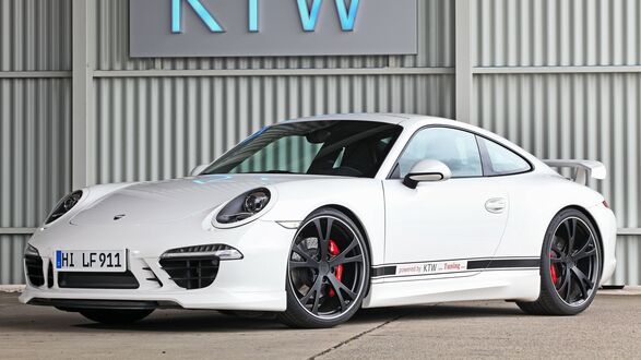 Обои на рабочий стол Белый Porsche 911 Carrera S Coupe от тюнинг ателье KTW Tuning стоит около ребристой стены
