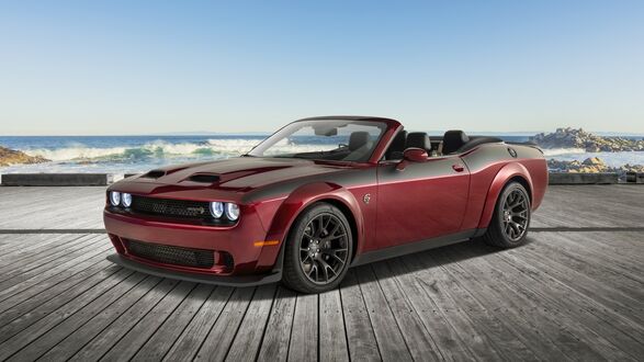 Обои на рабочий стол Бордовый Dodge Challenger SRT Hellcat Widebody Convertible стоит на деревянной пристани