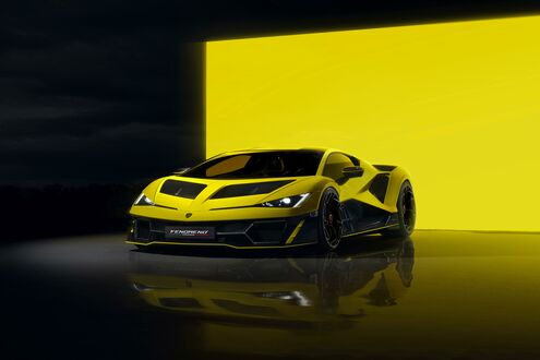 Обои на рабочий стол Желто-черный спорткар Lamborghini Fenomeno (FENOMENO) на блестящей поверхности, на фоне ярко-желтой стены и темного пространства