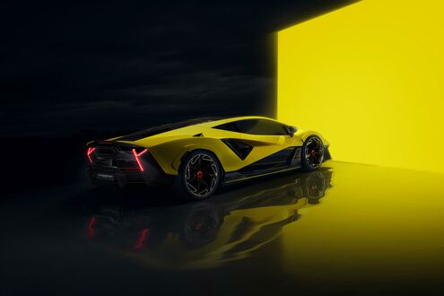 Обои на рабочий стол Желтый с черными элементами спорткар Lamborghini Fenomeno с красными фарами стоит на отражающем темном полу, на фоне светящейся желтой стены