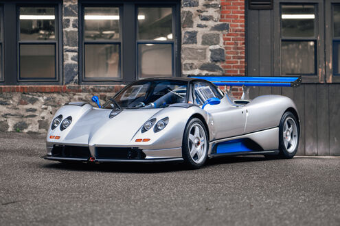 Обои на рабочий стол Суперкар Pagani Zonda C12 S Monza на фоне здания