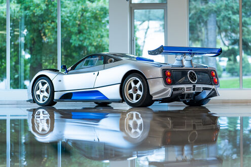 Обои на рабочий стол Суперкар Pagani Zonda C12 S Monza на площадке в закрытом помещении сзади