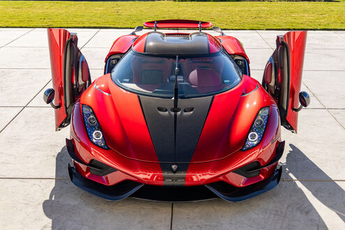 Обои на рабочий стол Суперкар Koenigsegg Regera с открытыми дверцами, вид спереди